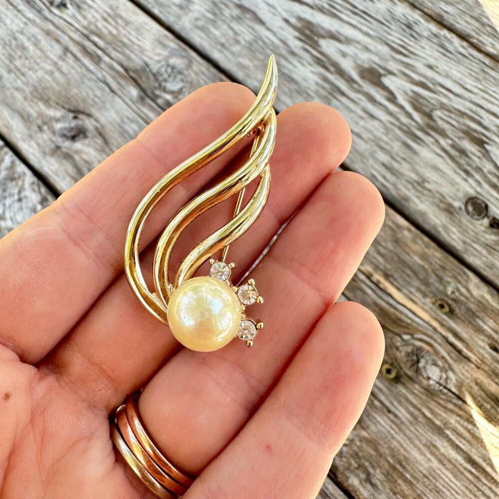 Vintage Jewelry Gold Tone Faux Pearl Brooch Pin